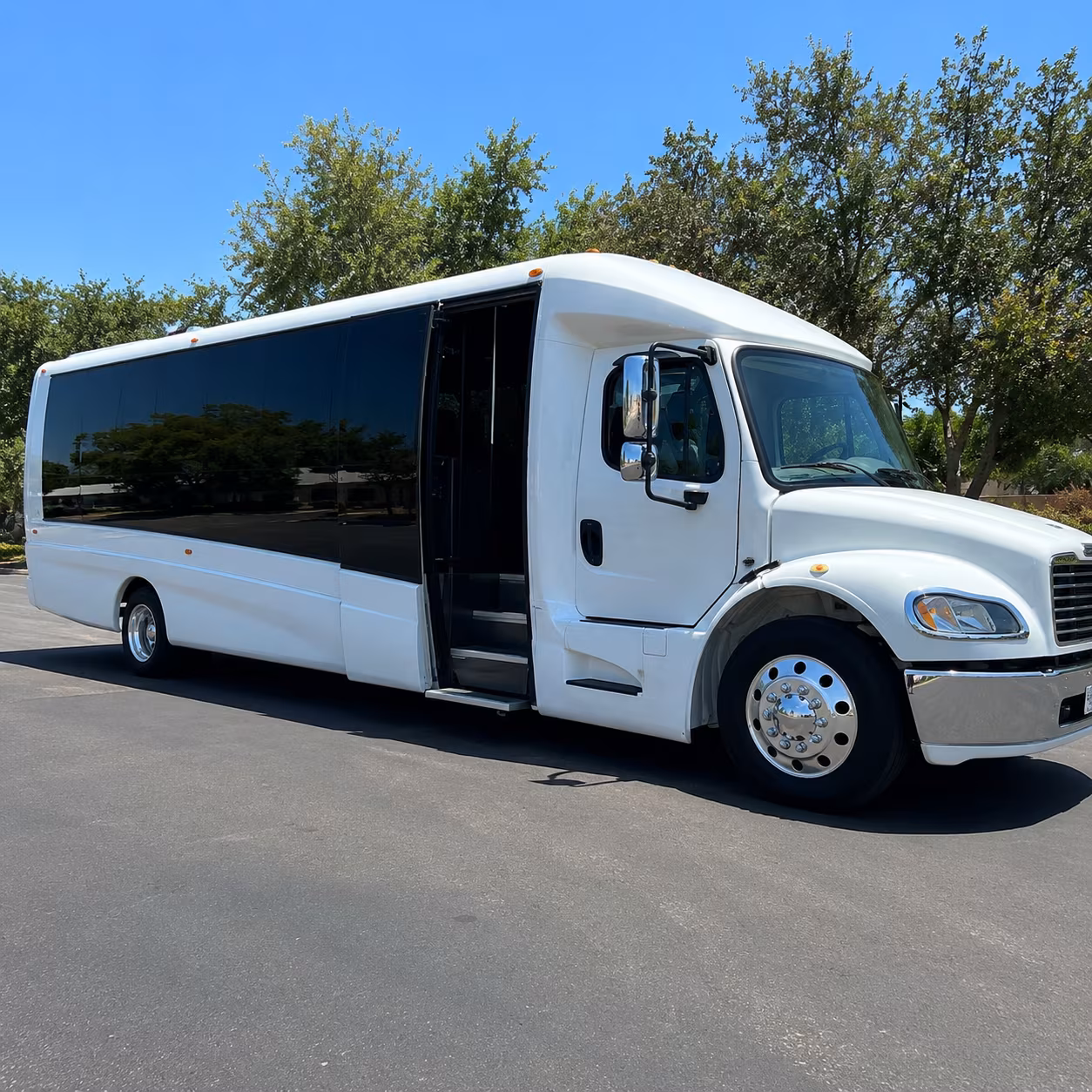 corporate airport transfer buses between new braunfels and san antonio international
